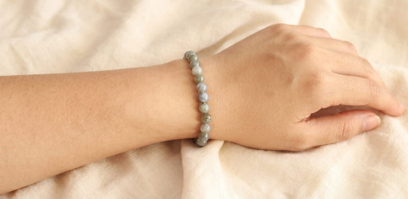 Which hand to wear labradorite bracelet